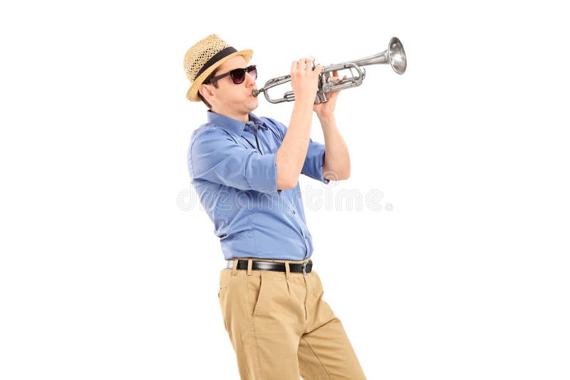 Ung musiker som spelar en trumpet royaltyfria bilder