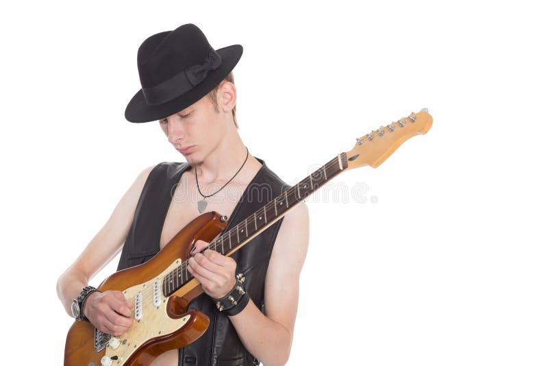 Ung musiker som spelar på den elektriska gitarren arkivfoto