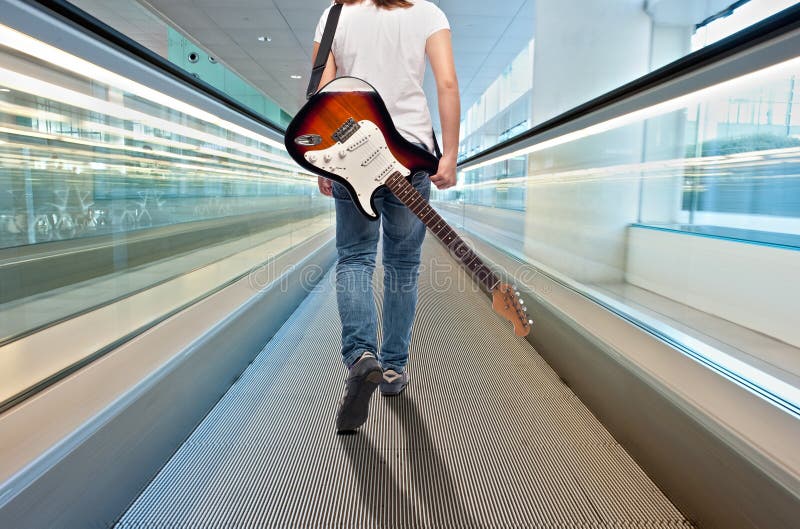 Ung musikerkvinna med den elektriska gitarren royaltyfria bilder