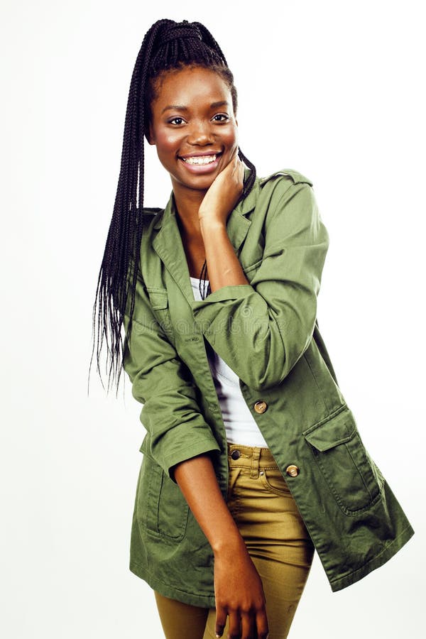 Ung nätt afrikansk amerikanflicka som poserar gladlynt emotionellt på isolerad vit bakgrund, livsstilfolkbegrepp royaltyfri bild Ung nätt afrikansk amerikanflicka som poserar gladlynt emotionellt på isolerad vit bakgrund, livsstilfolkbegrepp royaltyfri bild