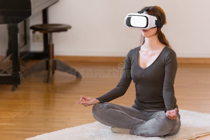 Ung nätt kvinna med virtuell verklighetexponeringsglas fotografering för bildbyråer Ung nätt kvinna med virtuell verklighetexponeringsglas fotografering för bildbyråer