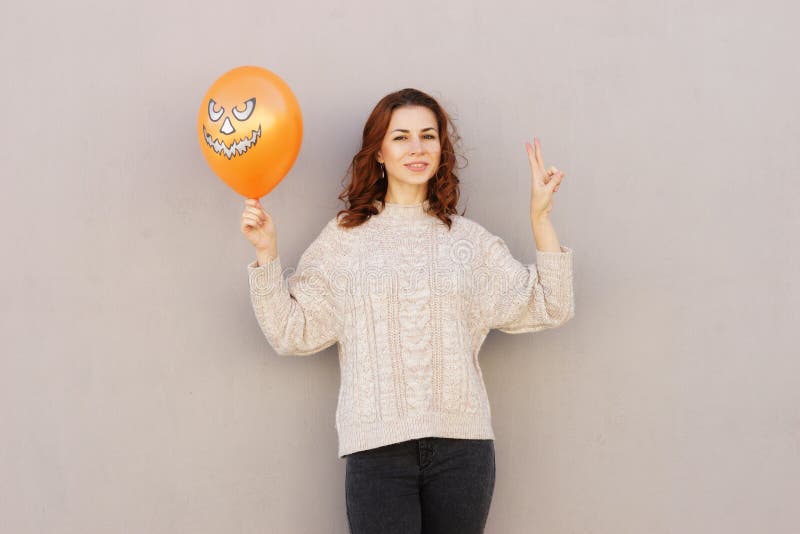 Ung nätt kvinna som rymmer halloween ballon royaltyfria bilder Ung nätt kvinna som rymmer halloween ballon royaltyfria bilder