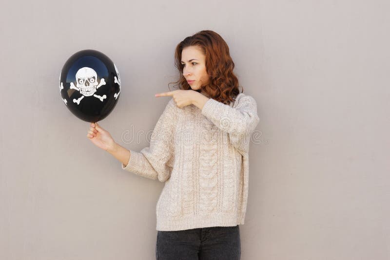Ung nätt kvinna som rymmer halloween ballon royaltyfri fotografi Ung nätt kvinna som rymmer halloween ballon royaltyfri fotografi