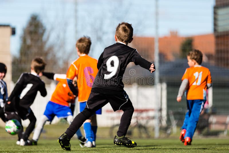Ung pojke under fotbollsmatch
