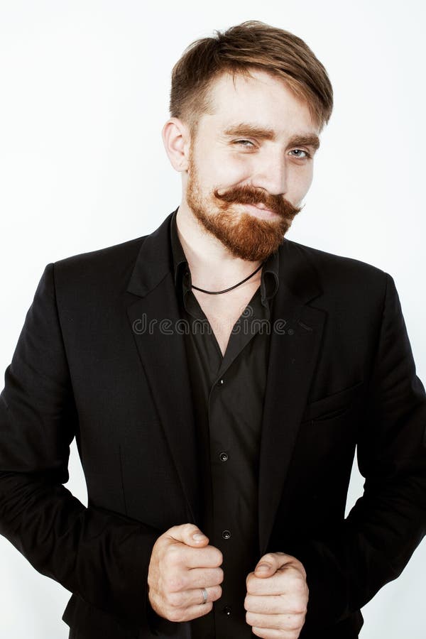 Ung röd hårman med skägget och mustaschen in royaltyfri fotografi Ung röd hårman med skägget och mustaschen in royaltyfri fotografi