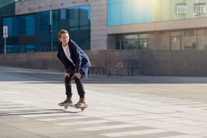 Ung skateboarder på gatan på flytta sig för longboard arkivfoto Ung skateboarder på gatan på flytta sig för longboard arkivfoto
