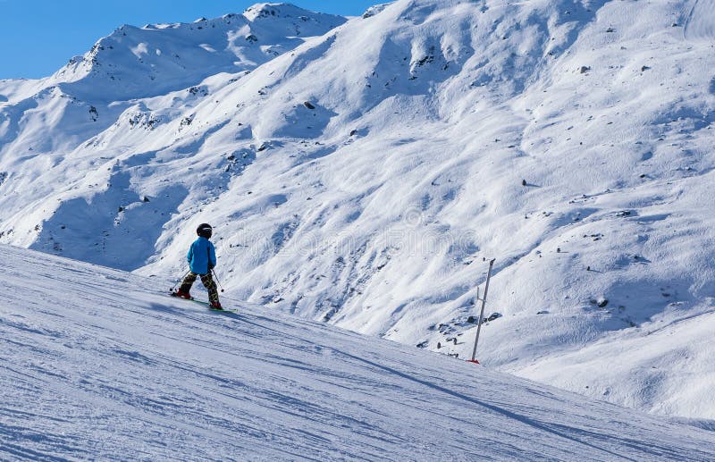 Ung skier Skidar semesterorten skidar semesterorten Val Thorens arkivfoton Ung skier Skidar semesterorten skidar semesterorten Val Thorens arkivfoton