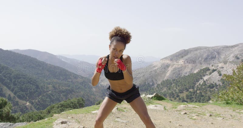Ung sportive kvinnlig boxare