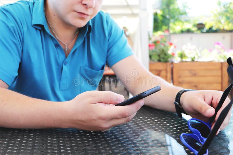 Ung stads- yrkesmässig man som använder den smarta telefonen Hållande mobil smartphone för affärsman genom att använda det smsand royaltyfria foton Ung stads- yrkesmässig man som använder den smarta telefonen Hållande mobil smartphone för affärsman genom att använda det smsand royaltyfria foton
