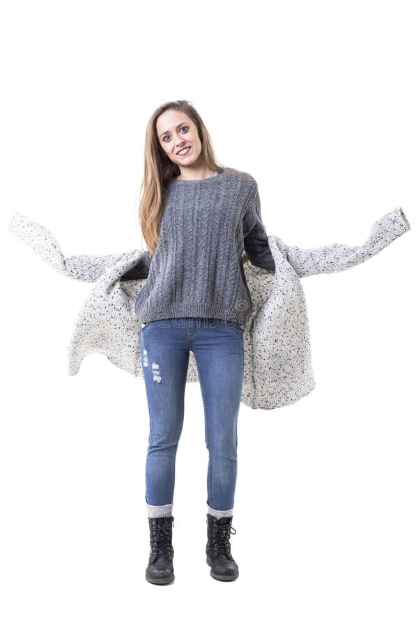 Ung stilfull tillfällig flicka som får den klädde pålagda stack gråa koftan över förkläde fotografering för bildbyråer Ung stilfull tillfällig flicka som får den klädde pålagda stack gråa koftan över förkläde fotografering för bildbyråer