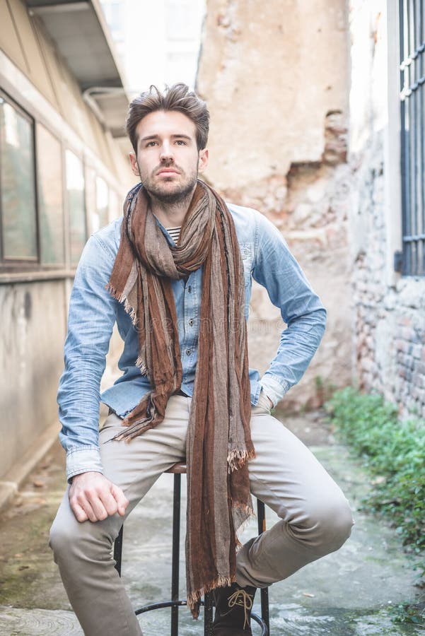 Ung, stilig manlig mode modell royaltyfria bilder