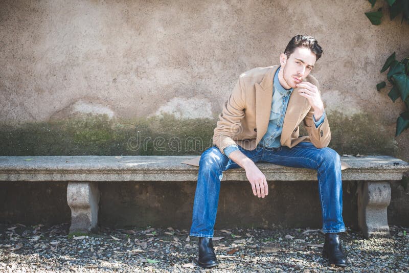 Ung, stilig manlig mode modell royaltyfria bilder