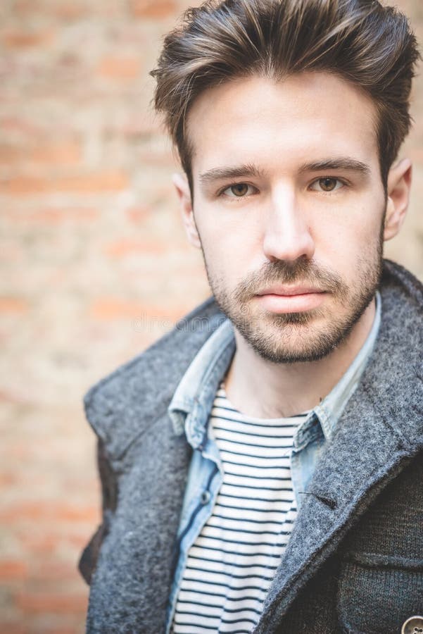 Ung, stilig manlig mode modell royaltyfria foton