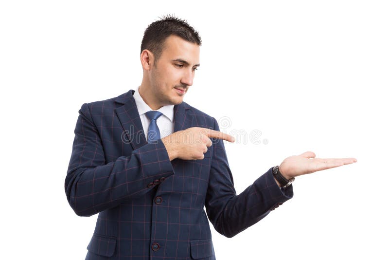Ung stilig representant eller affärsman som pekar till ett alternativ arkivbild Ung stilig representant eller affärsman som pekar till ett alternativ arkivbild