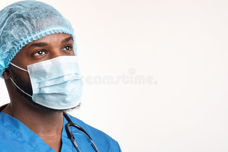 Ung svart sjuksköterska som tittar på kopieringsutrymme
