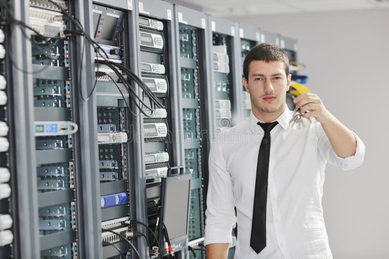 Ung tekniker i datacenterserverlokal arkivbilder Ung tekniker i datacenterserverlokal arkivbilder