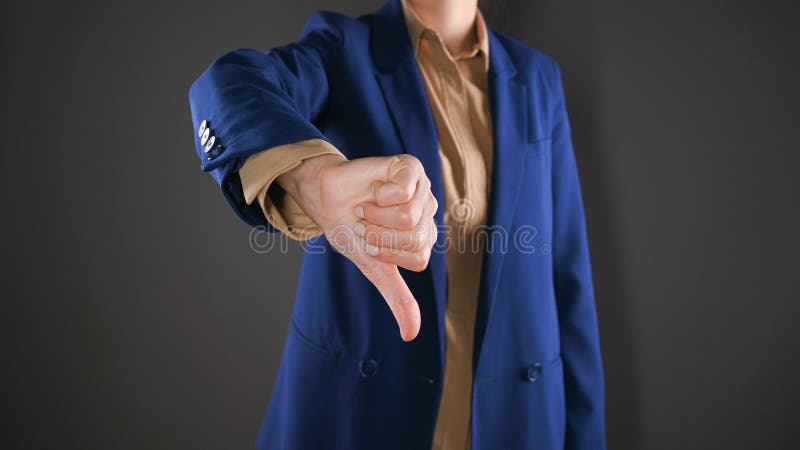 Ung, vacker affärskvinna som visar avstötning och negativ med tummen nedlagd gest. felaktigt uttryck royaltyfri fotografi