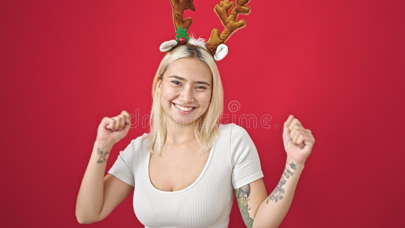 Ung, vacker historisk kvinna med renare julklapp som dansar över isolerad röd bakgrund royaltyfri fotografi