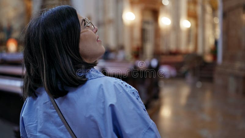 Ung, vacker historisk kvinna som besöker kyrkan på st. karl borromacurren us kyrka