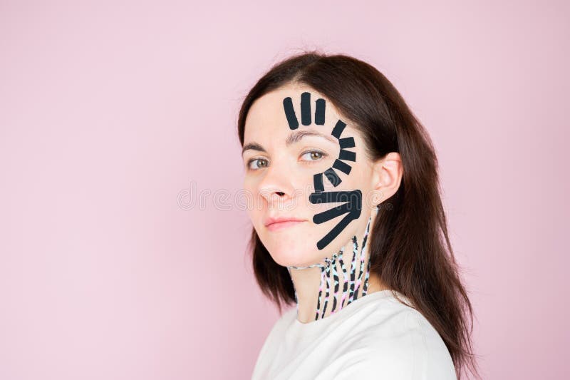 Ung vacker kvinna med estetisk avsmalning rosa bakgrund med kopieringsutrymme. princip för antilagringsförfarande arkivbild