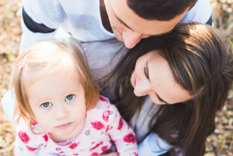 Ung älska familj av tre, autentisk frank det friafamiljstående arkivfoto Ung älska familj av tre, autentisk frank det friafamiljstående arkivfoto