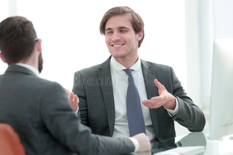 Unga aff?rspartners skakar h?nder arkivbild Unga aff?rspartners skakar h?nder arkivbild