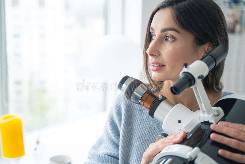 Unga astronomer med teleskop som tittar bort från börsfoto arkivfoton Unga astronomer med teleskop som tittar bort från börsfoto arkivfoton