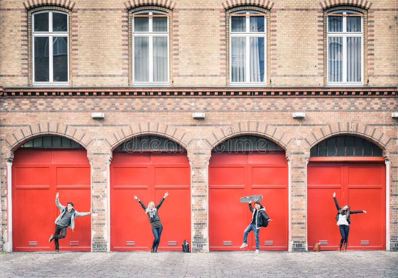 Unga hipstervänner som har gyckel som poserar i Berlin stadsområde arkivbilder Unga hipstervänner som har gyckel som poserar i Berlin stadsområde arkivbilder