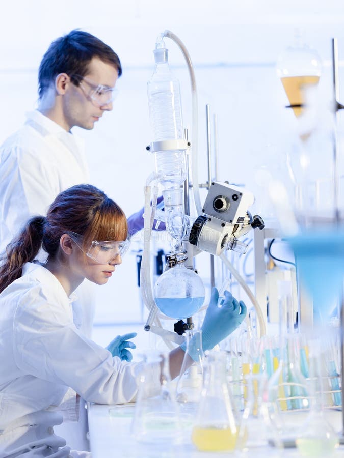 Unga kemister som forskar i vetenskaperna om olika organismers beskaffenhetlaboratorium arkivfoton Unga kemister som forskar i vetenskaperna om olika organismers beskaffenhetlaboratorium arkivfoton