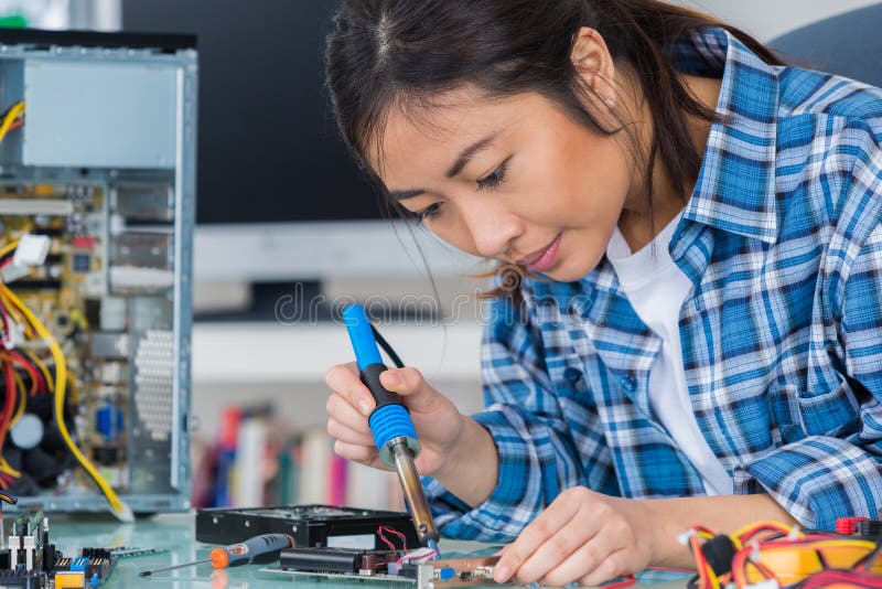 Unga kvinnliga delar för PC för PCteknikersvetsning