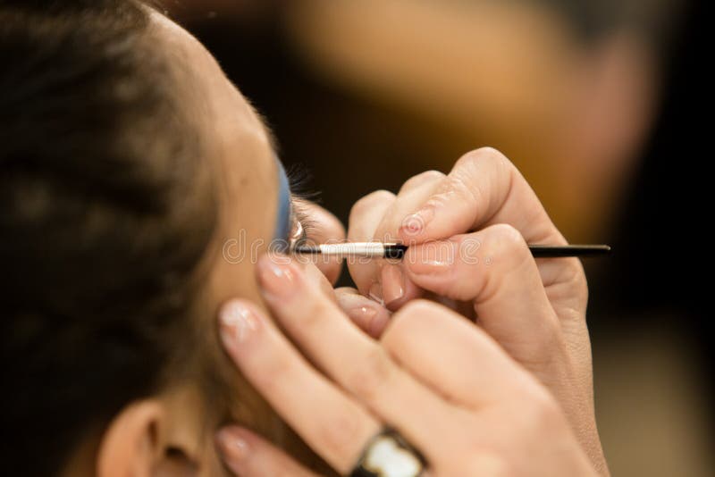 Unga kvinnor som gör makeup som är gammalmodig backstabbing royaltyfria foton Unga kvinnor som gör makeup som är gammalmodig backstabbing royaltyfria foton