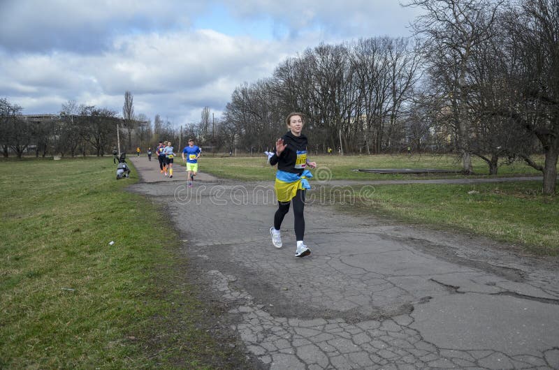 Unga kvinnor som konkurrerar på maratontävlingen. tävling i tävlingar i stadsparker arkivbild