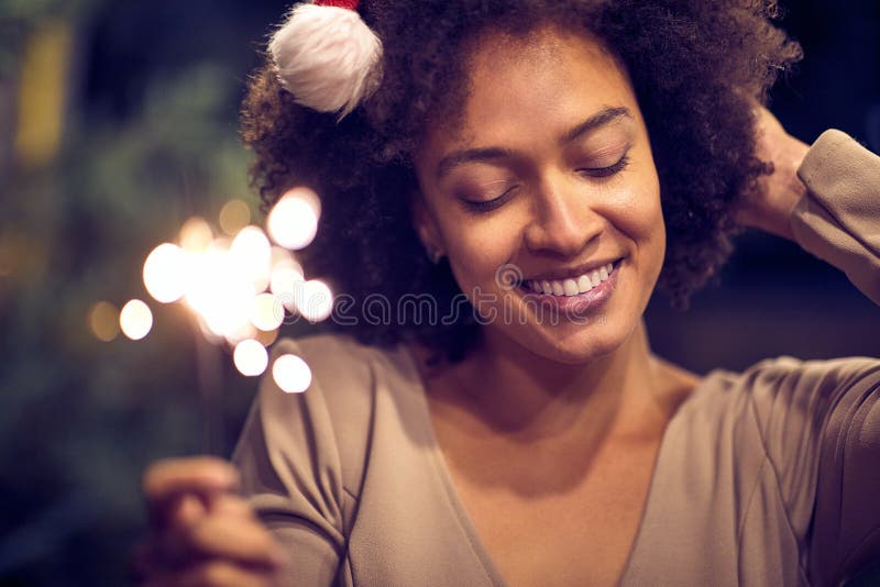Unga lyckliga flickor som njuter av julklappar eller nya årspartier Xmas, vänner, kul, partikoncept arkivfoto