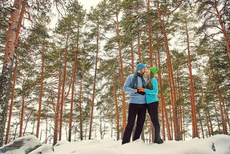 Unga lyckliga par i kärlek i vintern, skogsman och kvinna utomhus royaltyfri fotografi Unga lyckliga par i kärlek i vintern, skogsman och kvinna utomhus royaltyfri fotografi