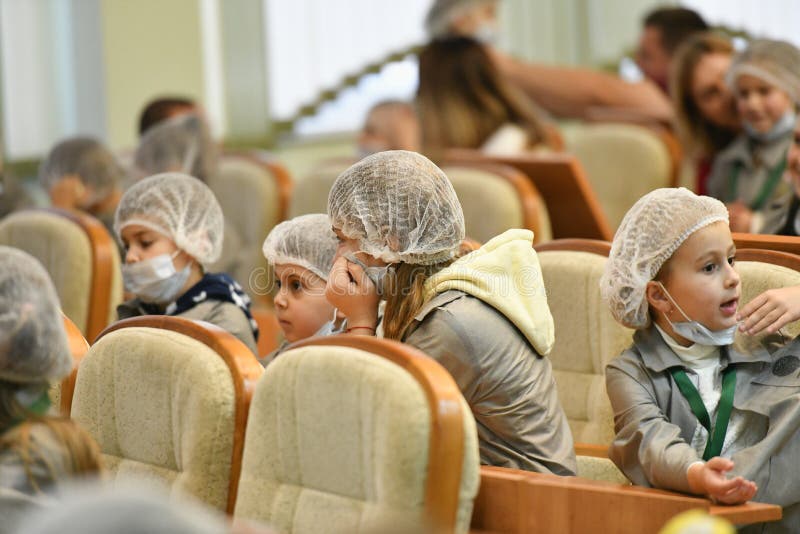 Unga läkare i en föreläsning Läkemedel Unga läkare vid ett seminarium i läskeriet på sjukhuset arkivfoto