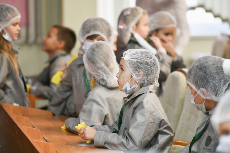 Unga läkare i en föreläsning Läkemedel Unga läkare vid ett seminarium i läskeriet på sjukhuset royaltyfri fotografi