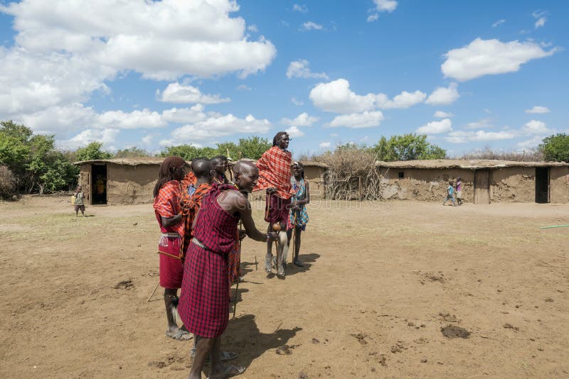 Unga Maasai Askari som gör en traditionell banhoppningdans royaltyfria foton Unga Maasai Askari som gör en traditionell banhoppningdans royaltyfria foton