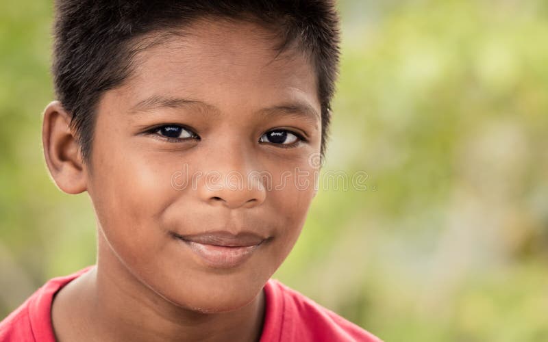 Unga malaysiska pojkeleenden glatt royaltyfri foto Unga malaysiska pojkeleenden glatt royaltyfri foto