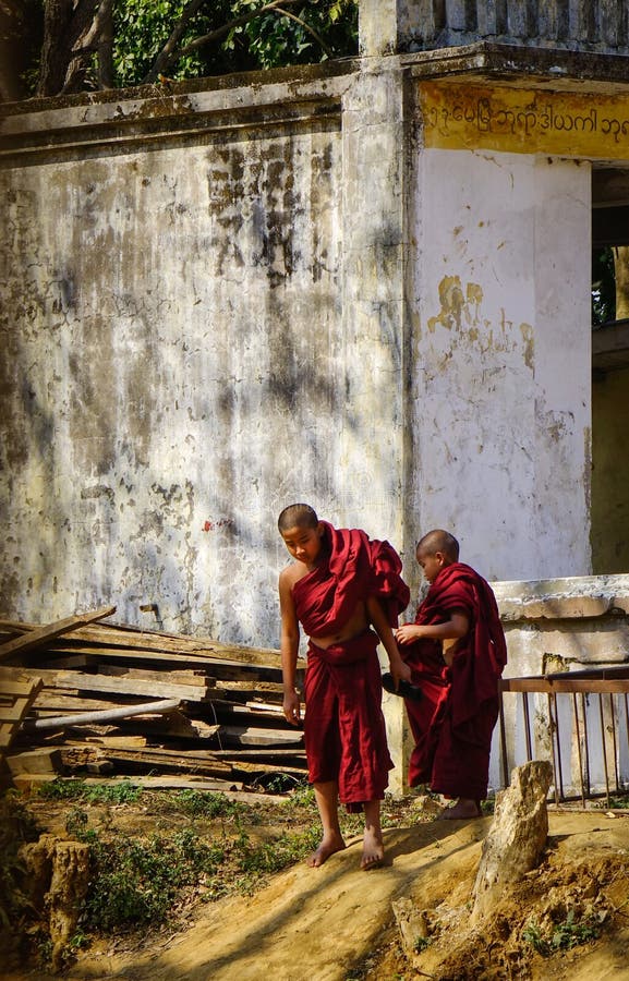 Unga munkar på den gamla buddistiska templet arkivbilder Unga munkar på den gamla buddistiska templet arkivbilder