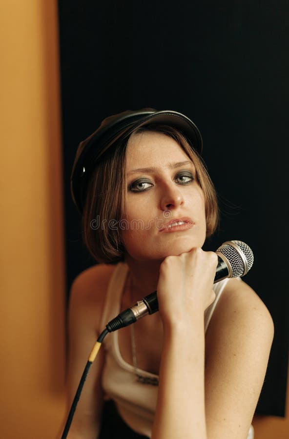 Unga musiker i inspelningsstudion arkivbilder