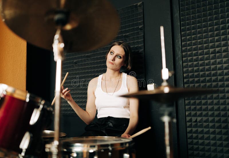 Unga musiker i inspelningsstudion royaltyfri fotografi