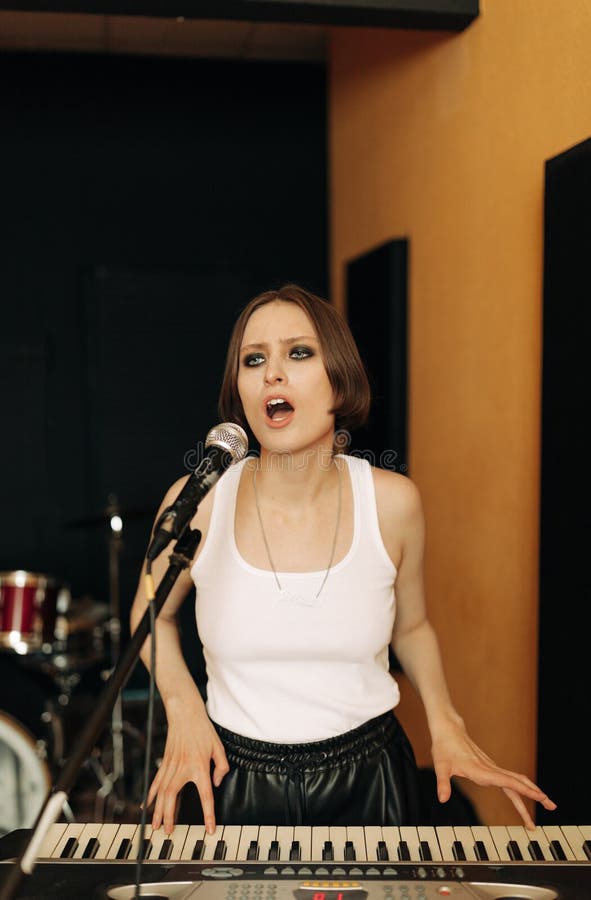 Unga musiker i inspelningsstudion arkivfoto