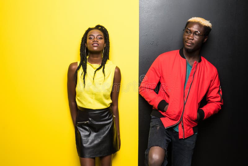 Unga och lyckliga afro amerikanska par som isoleras på färgbakgrund Har den afro amerikanen för mannen och för kvinnan gyckel som royaltyfria foton Unga och lyckliga afro amerikanska par som isoleras på färgbakgrund Har den afro amerikanen för mannen och för kvinnan gyckel som royaltyfria foton
