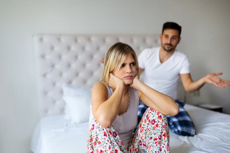 Unga olyckliga par som har problem i förhållande fotografering för bildbyråer Unga olyckliga par som har problem i förhållande fotografering för bildbyråer