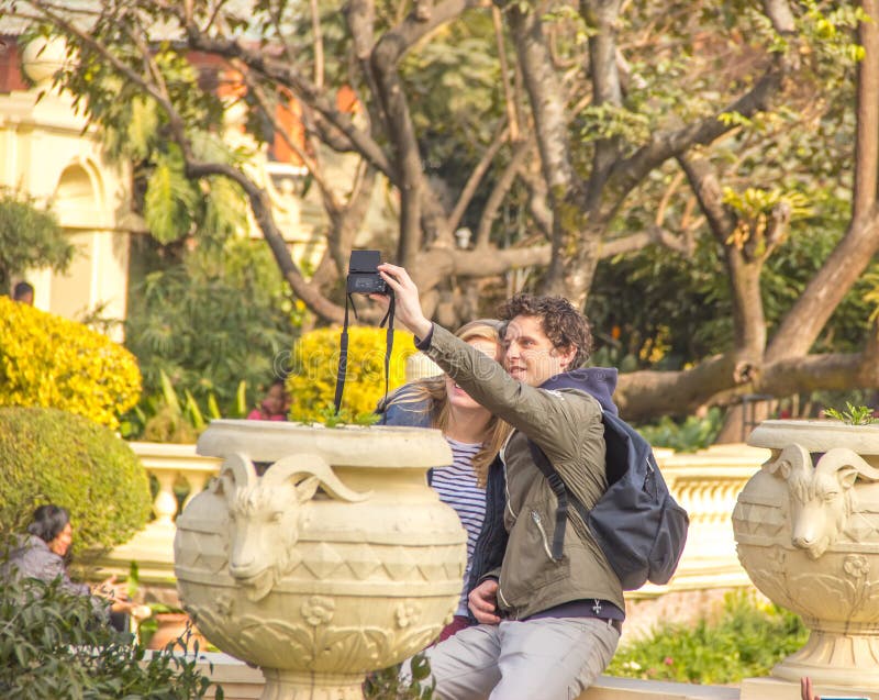 Unga par för datummärkning av turisten som tar selfie i Nepal royaltyfri bild Unga par för datummärkning av turisten som tar selfie i Nepal royaltyfri bild