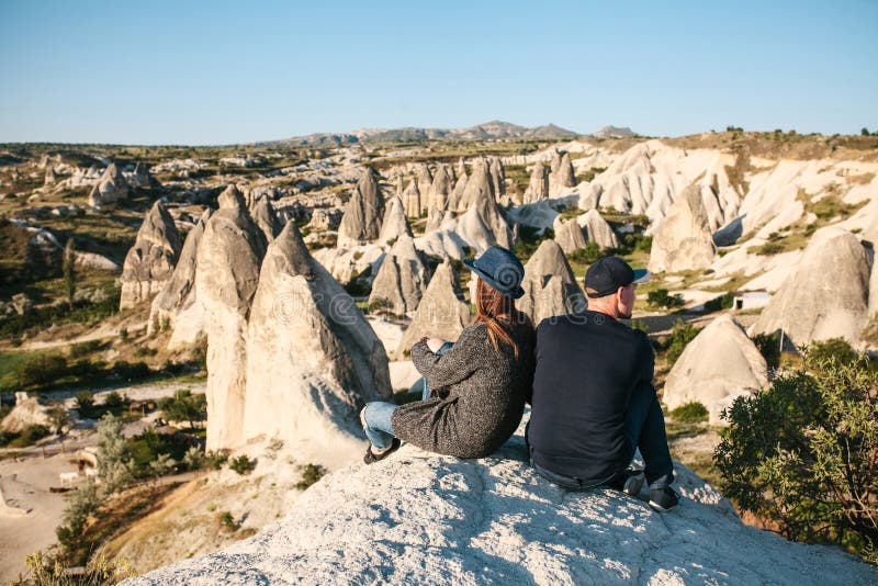 Unga par spenderar tid som beundrar tillsammans det härliga naturliga landskapet royaltyfri fotografi Unga par spenderar tid som beundrar tillsammans det härliga naturliga landskapet royaltyfri fotografi