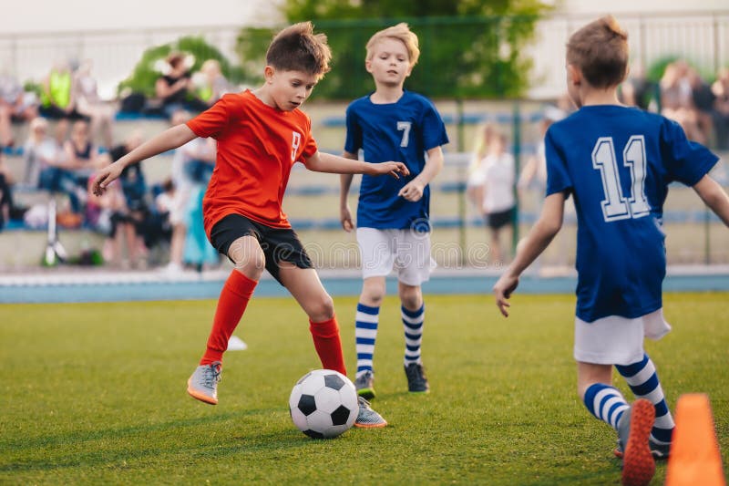Unga pojkar som spelar fotbollsspel Utbildning och fotbollsmatcher mellan fotbollslag för ungdomar royaltyfria foton
