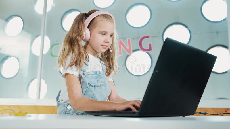 Unga studenter som arbetar med bärbara datorer eller studerar i onlineklassrum. uppgörelse. arkivfilmer