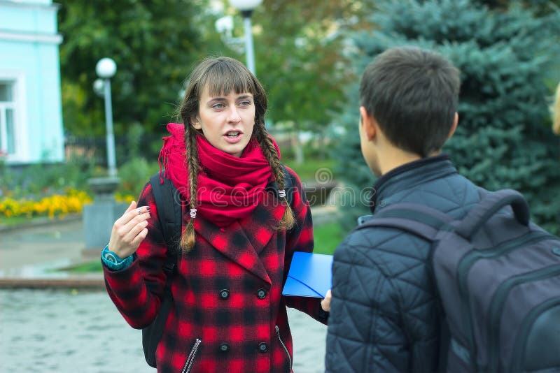 Unga studentvänner som talar på högskolan fotografering för bildbyråer Unga studentvänner som talar på högskolan fotografering för bildbyråer