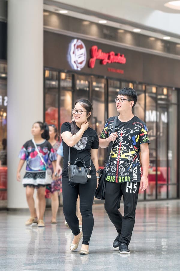 Unga trendiga par på den Livat shoppinggallerian, Peking, Kina arkivfoto Unga trendiga par på den Livat shoppinggallerian, Peking, Kina arkivfoto